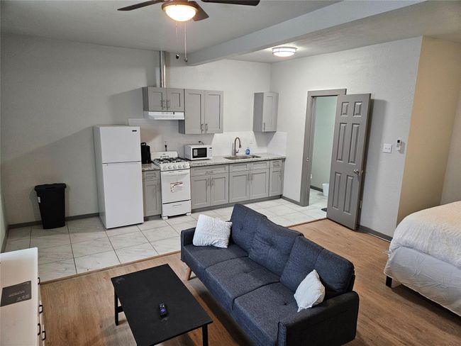 208 W 2 Nd St, House other with 2 bedrooms, 1 bathrooms and null parking in Sweeny TX | Image 9