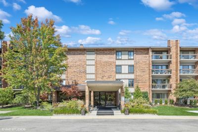 105 - 201 Lake Hinsdale Drive, Condo with 3 bedrooms, 2 bathrooms and 1 parking in Willowbrook IL | Image 1