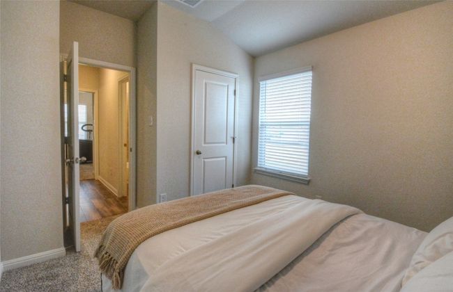257 Fossil Dr, House other with 4 bedrooms, 2 bathrooms and 2 parking in Kyle TX | Image 8