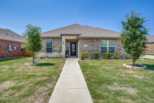 526 Meadow Springs Dr, Glenn Heights, TX, 75154-7912 | Card Image