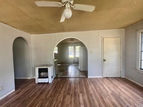 312 N Retta St, Fort Worth, TX, 76111-4017 | Card Image