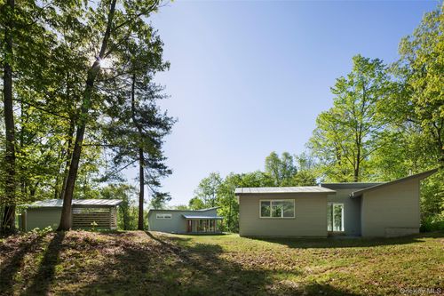 425 Lake Dr, Rhinebeck, NY, 12572-3251 | Card Image