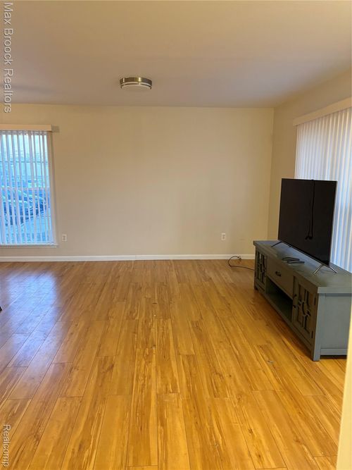 35252 Terrybrook Dr, Sterling Heights, MI, 48312-3649 | Card Image