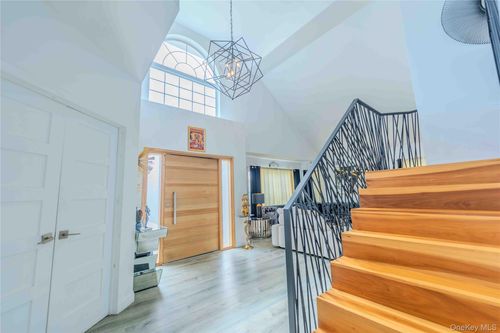 1 Holly Ct, Miller Place, NY, 11764-3034 | Card Image