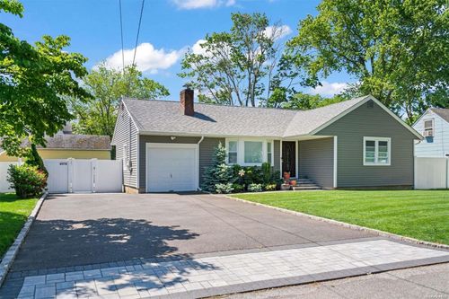 16 Chichester Rd, S Huntington, NY, 11746-8404 | Card Image