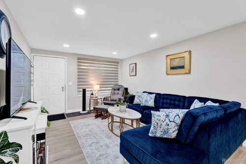 97-6 Roanoke Ln, Rochester Hills, MI, 48309-1420 | Card Image