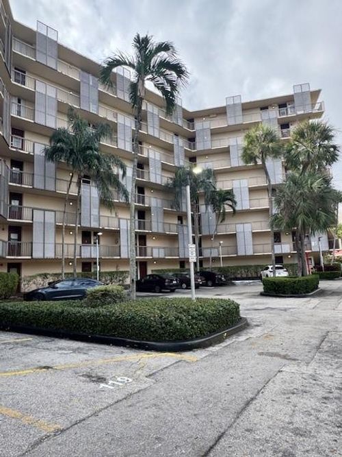 apt-506-3301 N Country Club Dr, Miami, FL, 33180-1614 | Card Image