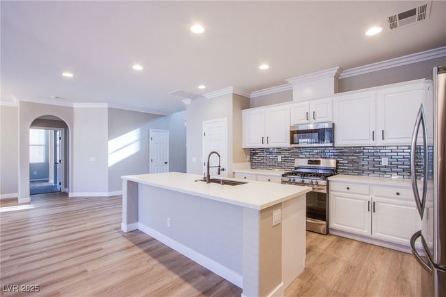 8026 Sunset Creek St, House other with 3 bedrooms, 3 bathrooms and null parking in Las Vegas NV | Image 5