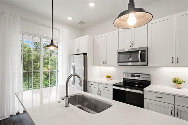 201 Devore Rd, Condo with 1 bedrooms, 2 bathrooms and null parking in Alpharetta GA | Image 6