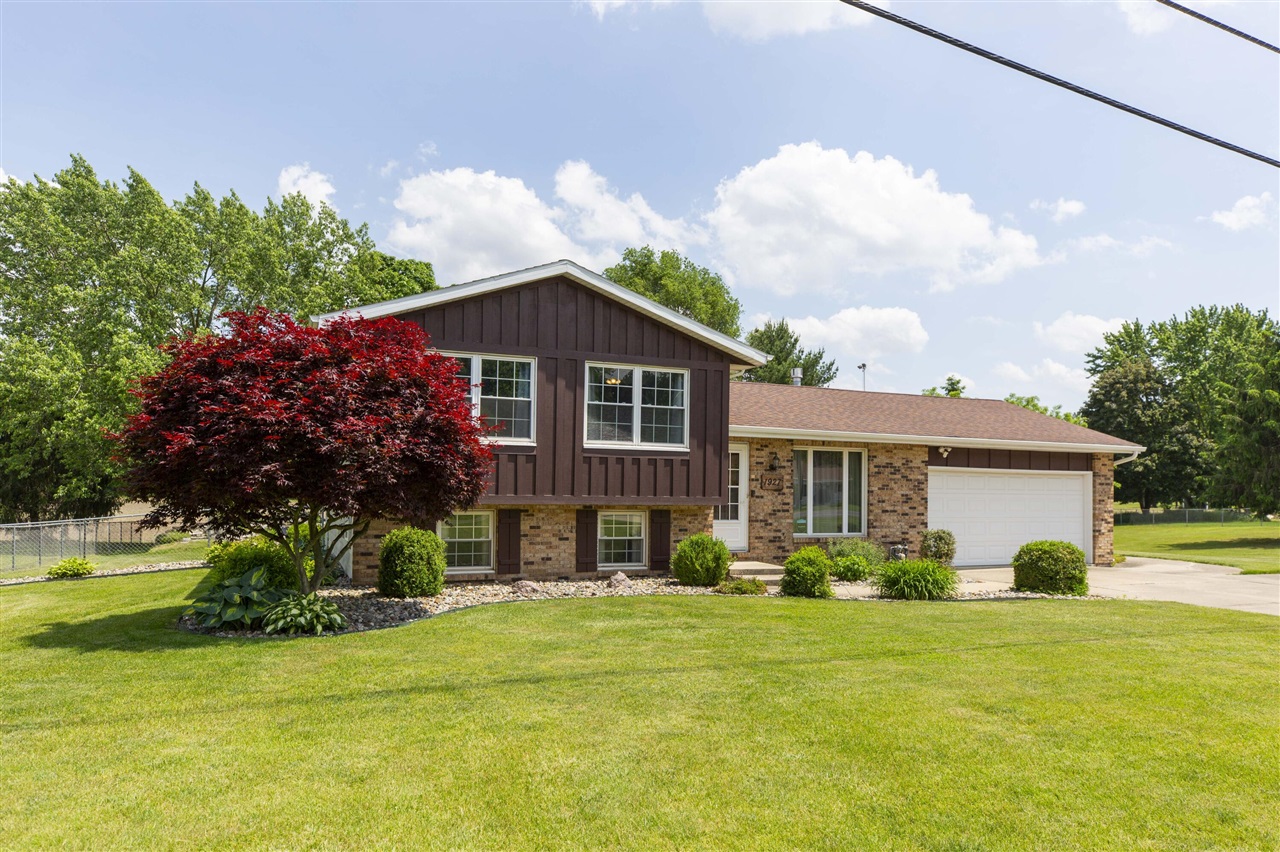 17th St, Niles, MI 49120