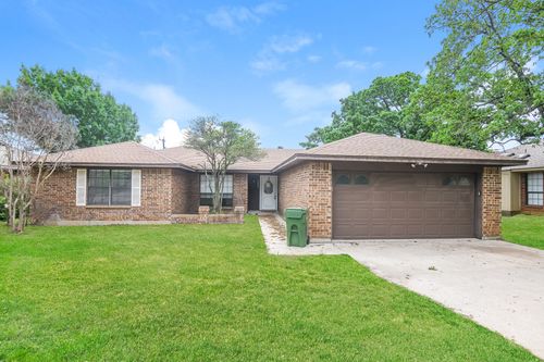 3915 Wrentham Dr, Arlington, TX, 76016-2748 | Card Image