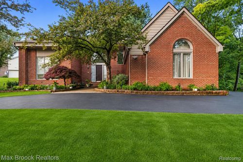 2295 Shore Hill Dr, West Bloomfield, MI, 48323-1967 | Card Image
