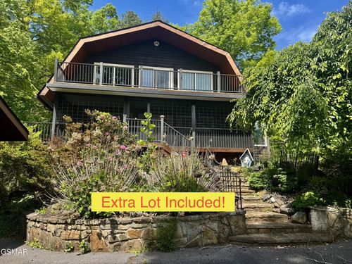 326 Overview Dr, Gatlinburg, TN, 37738-6428 | Card Image