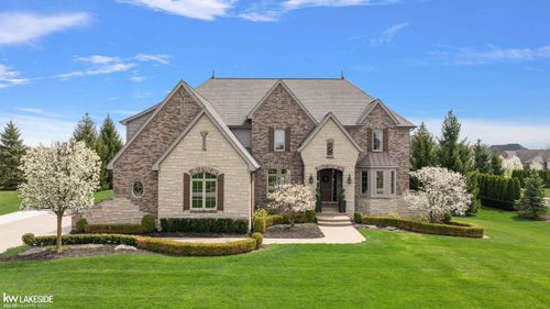 61870 Cotswold Dr, Washington Twp, MI, 48094-1075 | Card Image