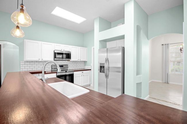 3218 Sw Crumpacker St, House other with 3 bedrooms, 2 bathrooms and null parking in Port Saint Lucie FL | Image 11