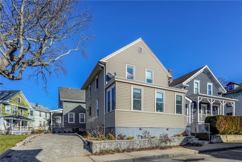 21 Bayview Ave, Newport, RI, 02840-2107 | Card Image