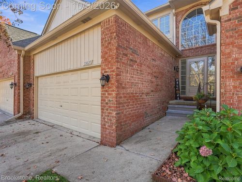 55427 Boardwalk Dr, Shelby Township, MI, 48316-1129 | Card Image