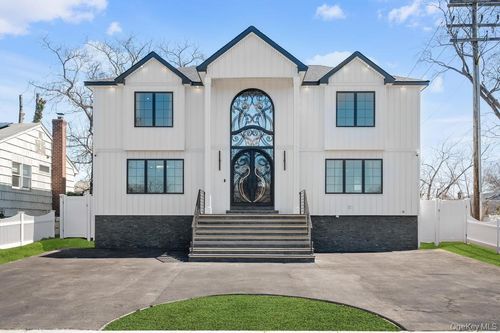 15 Forest Rd, Valley Stream, NY, 11581-2410 | Card Image