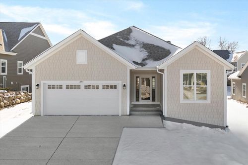 394 Sandy Circle, Pewaukee, WI, 53072 | Card Image