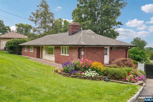 31 Surrey Dr, Wayne, NJ, 07470-5222 | Card Image