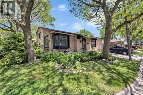 8315 Enfield Pl, Windsor, ON, N8S4M8 | Card Image