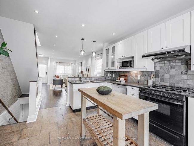2063 Gerrard St E, House attached with 3 bedrooms, 2 bathrooms and 1 parking in Toronto ON | Image 13