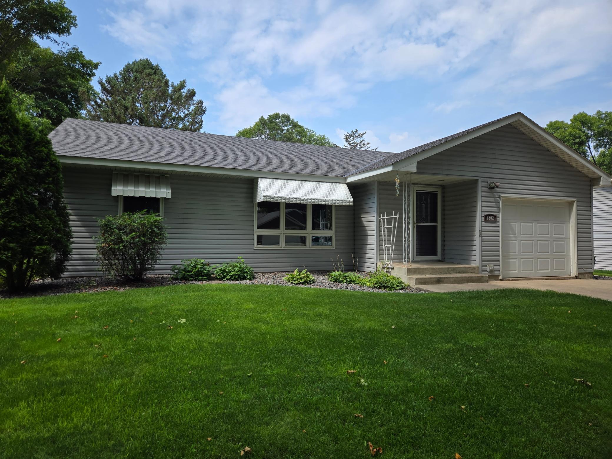 7th St, Willmar, MN 56201