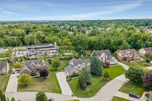 37071 Aspen Dr, Farmington Hills, MI, 48335-5481 | Card Image
