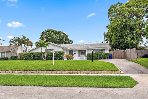 911 Poplar Dr, Lake Park, FL, 33403-2022 | Card Image