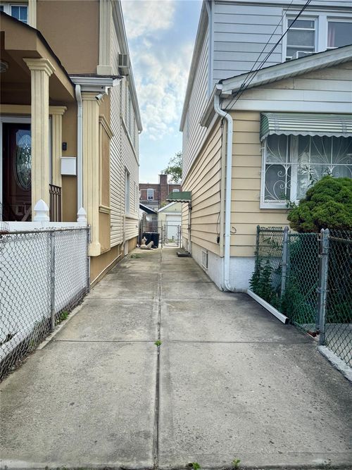 114 127th St, South Ozone Park, NY, 11420-2125 | Card Image
