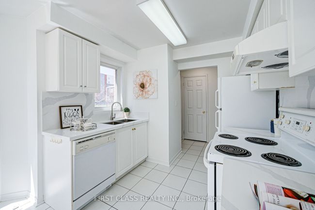 202 - 28 Rosebank Dr, Condo with 3 bedrooms, 3 bathrooms and 2 parking in Scarborough ON | Image 6