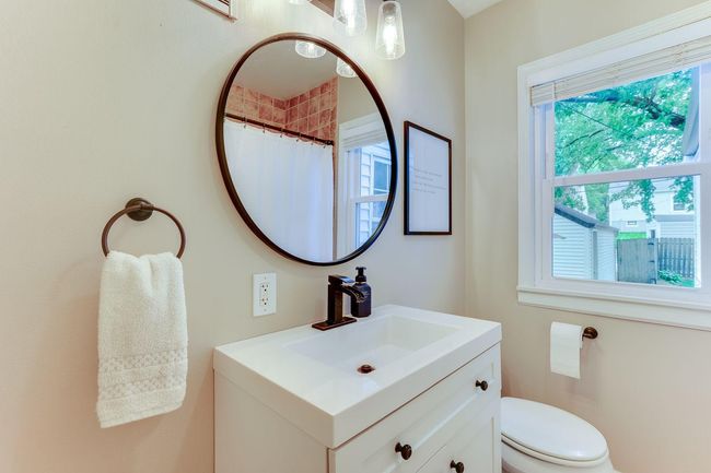Updated full main floor bath | Image 14