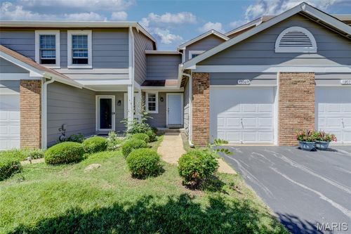 12069 Autumn Lakes Dr, Maryland Heights, MO, 63043-4923 | Card Image