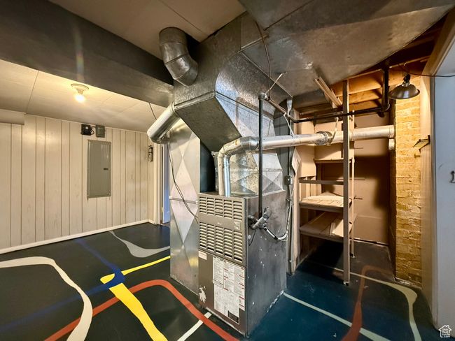 Utility room with electric panel | Image 40