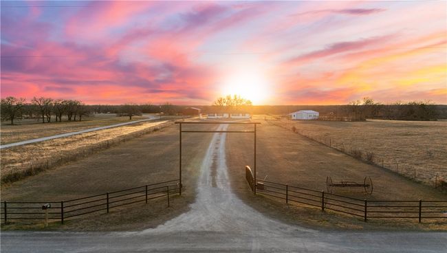 717 Oak Knoll Ln, Home with 3 bedrooms, 3 bathrooms and 1 parking in Elm Mott TX | Image 9