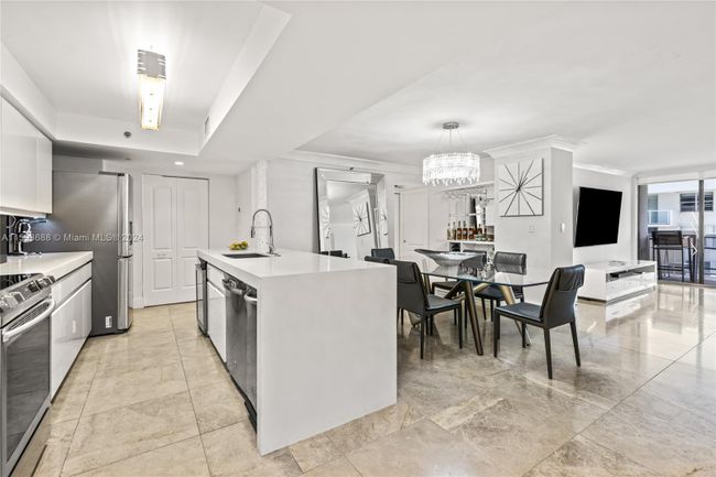 1904 - 5757 Collins Ave, Condo with 2 bedrooms, 2 bathrooms and null parking in Miami Beach FL | Image 12