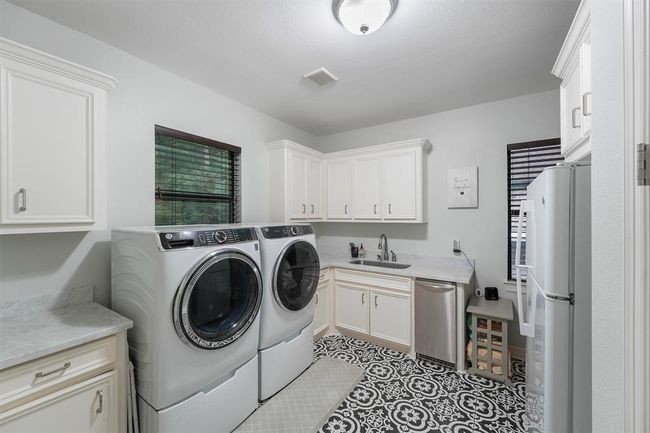 Spacious laundry room | Image 27