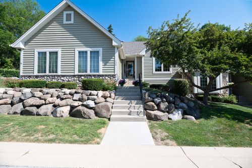 208 Endfield Cir, Waukesha, WI, 53186-8321 | Card Image