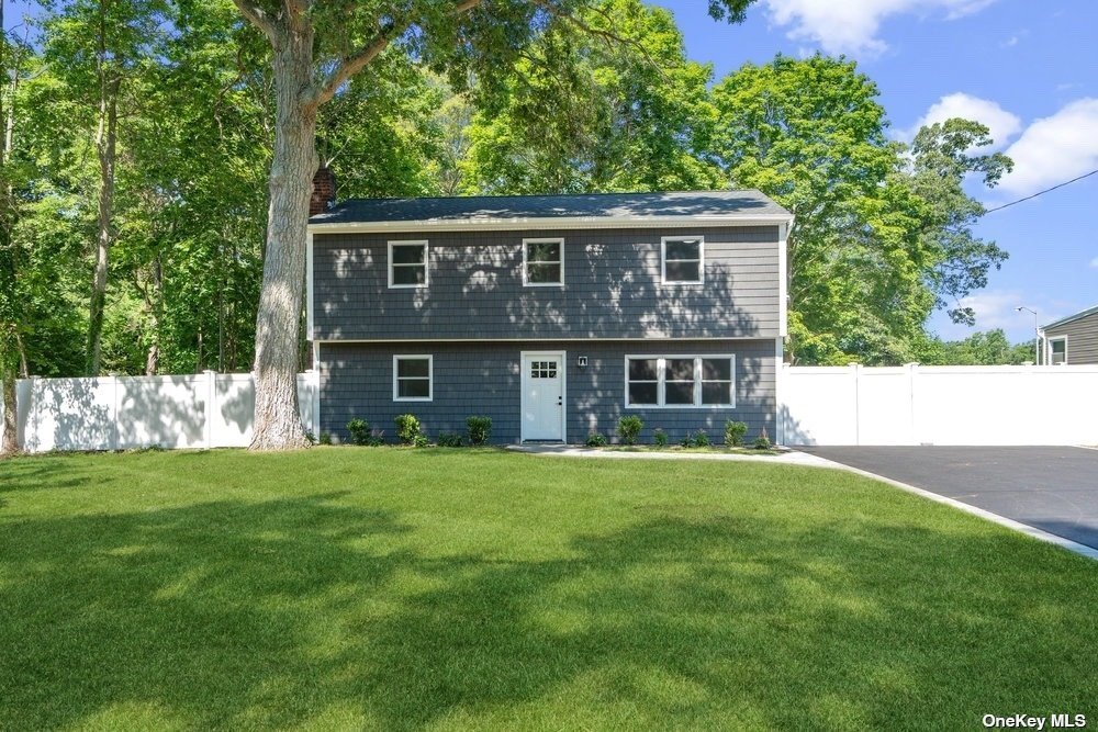 Van Bomel Blvd, Oakdale, NY 11769