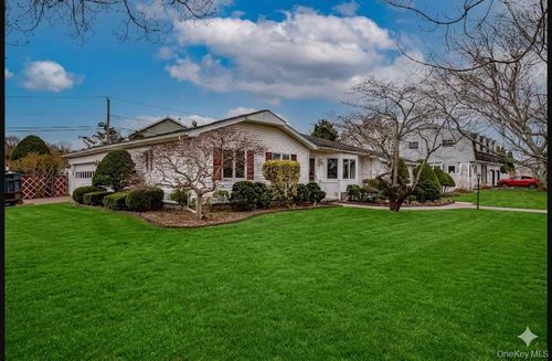 3 Jenny Ln, Holtsville, NY, 11742-2209 | Card Image