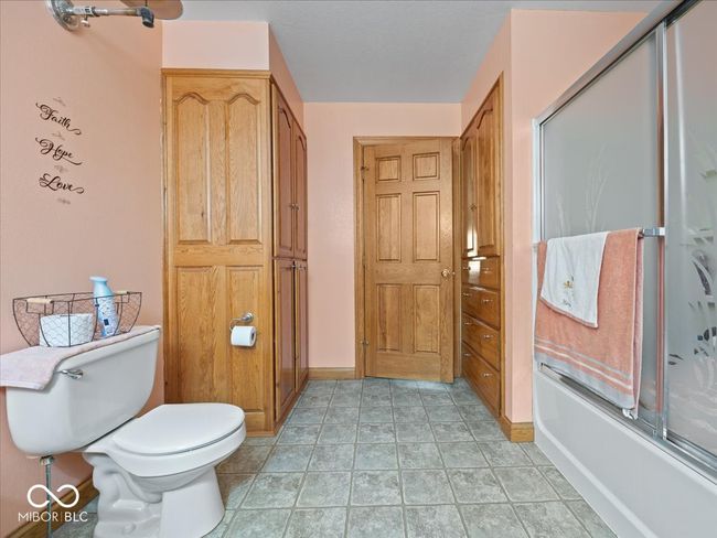 Main level full bath. | Image 21