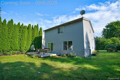 2948 Newberry Rd, Waterford Twp, MI, 48329-2352 | Card Image