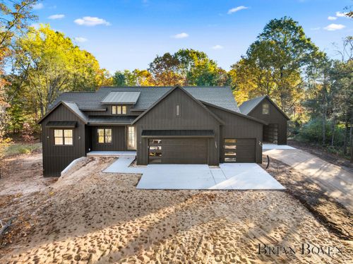 7650 Courtland Dr, Rockford, MI, 49341-8221 | Card Image