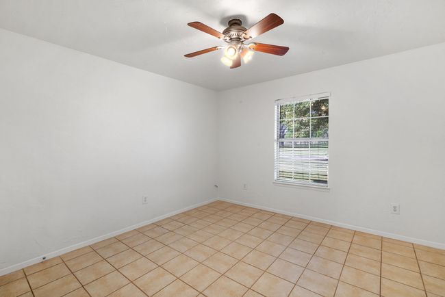 Unfurnished room with ceiling fan and baseboards | Image 20