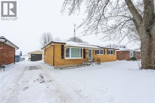 28 Highland Dr, Wallaceburg, ON, N8A2K5 | Card Image