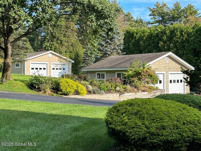 Garage parking for 4 cars | Image 90