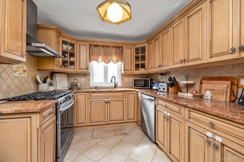 124 Stella Ct, Lynbrook, NY, 11563-3427 | Card Image