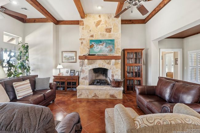 221 Cypress Estates Pkwy, House other with 3 bedrooms, 2 bathrooms and null parking in Ingram TX | Image 5