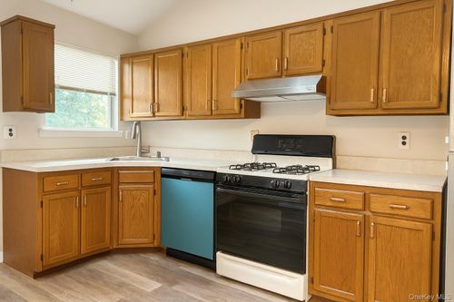 17 Alex Ln, Glen Cove, NY, 11542-4269 | Card Image