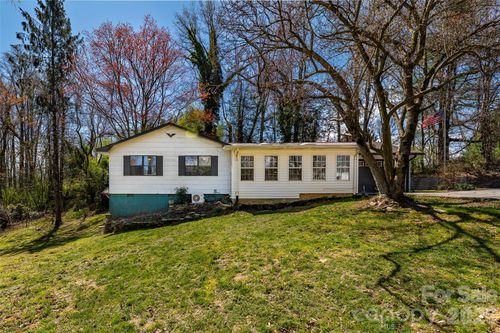 18 Peaceful Valley Ln, Flat Rock, NC, 28731-6651 | Card Image